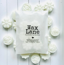 Load image into Gallery viewer, Wax Melts - Winter Berries &amp; White Lillies
